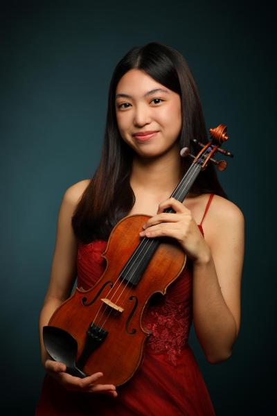 Music Institute Academy member, Emily Chen