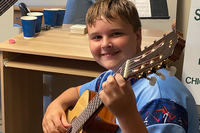 MIC guitar student