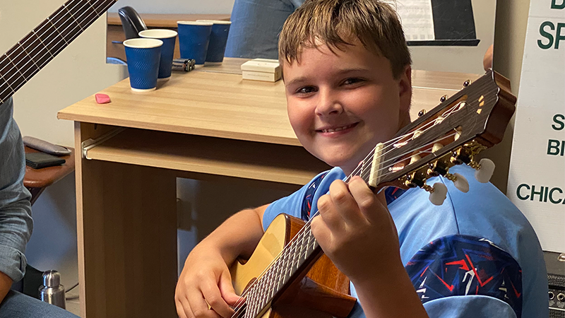 MIC guitar student